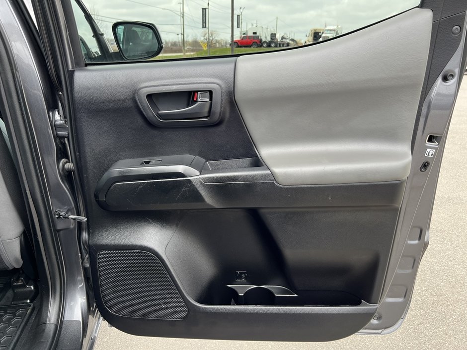 2020 Toyota Tacoma V6 4x4-32