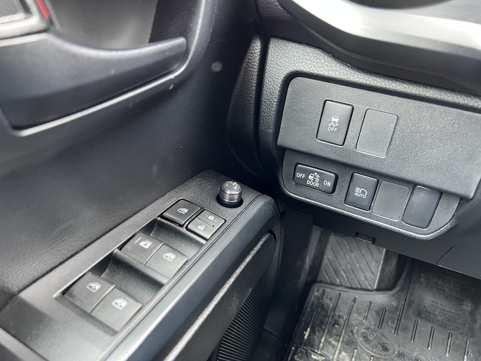 2020 Toyota Tacoma V6 4x4-13