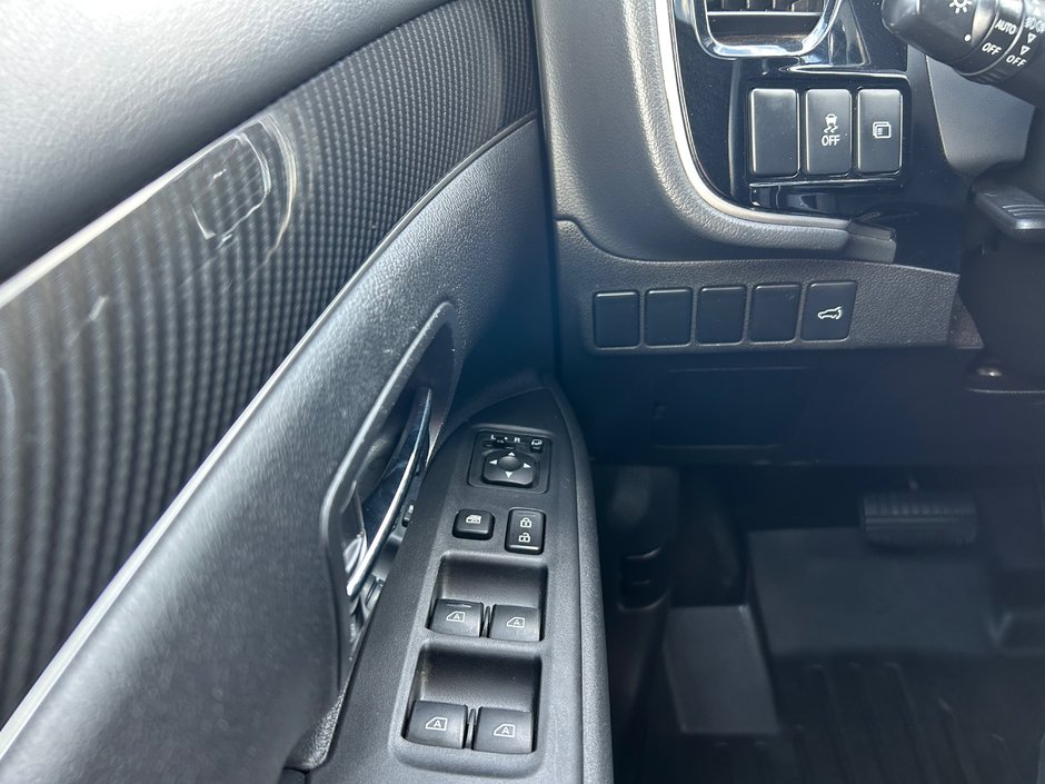 2020 Mitsubishi Outlander Limited Edition AWD-26