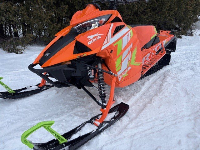 Arctic Cat RIOT X 8000 146 ES MOTONEIGE NEUVE SEULEMENT 1565 KM ETAT IMPECCABLE 2022
