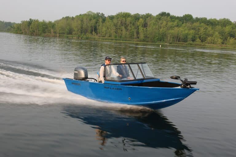 Smokercraft LAZER 162 disponible en bleu , rouge ou blanc 2027