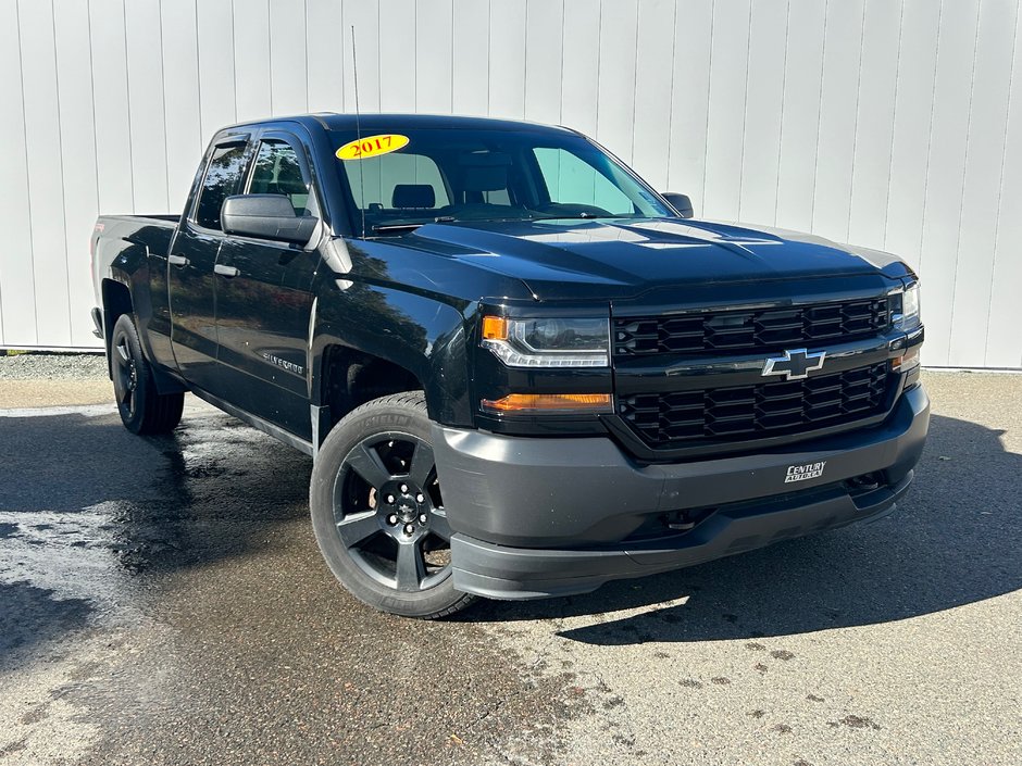 Silverado 1500 Black Out Edition | Cam | USB | 20s | Bluetooth 2017 à Saint John, Nouveau-Brunswick