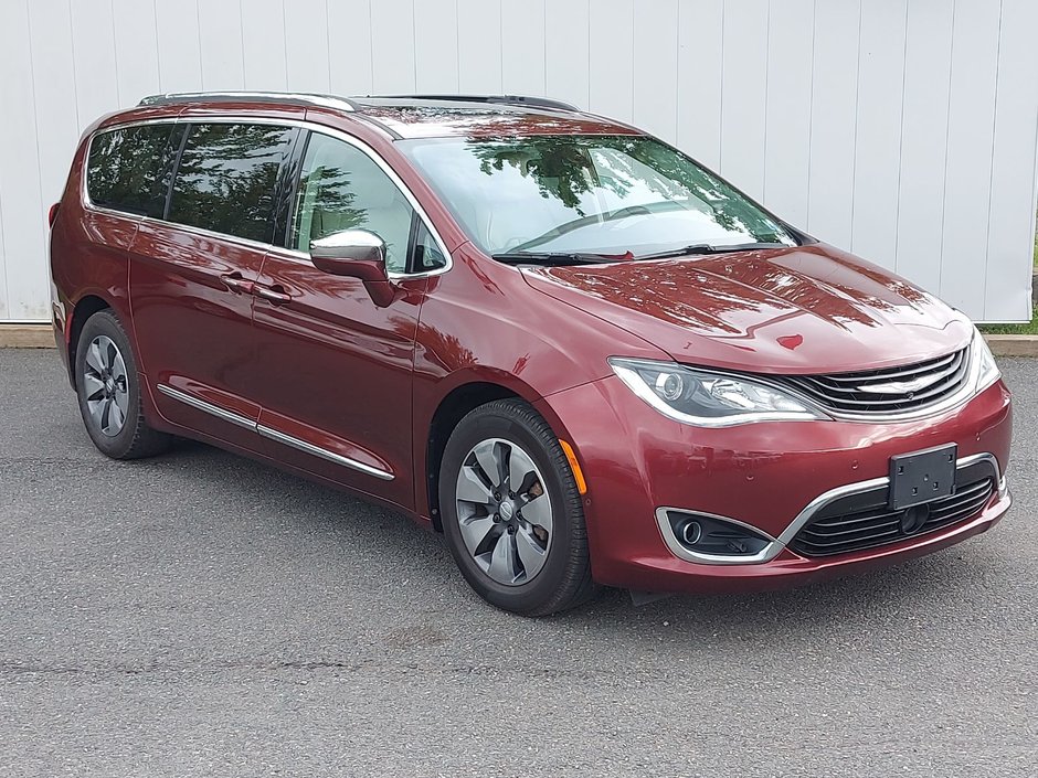 2018 Chrysler Pacifica Hybrid Limited | Leather | Roof | Nav | Htd&Cooled Seats
