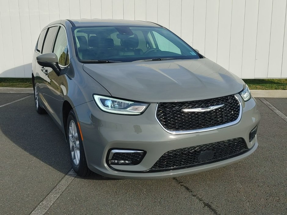 2023 Chrysler Pacifica in Antigonish, Nova Scotia - 1 - w320h240px