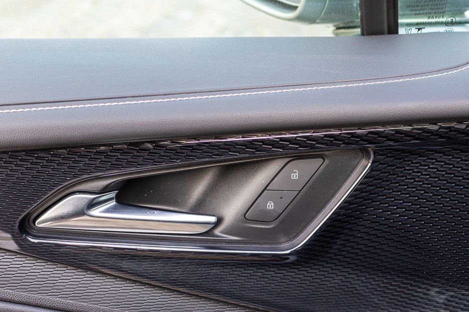 Chevrolet Blazer EV AWD LT CUIR TOIT NAV 11985KM 2025 1 PROPRIO COMME NEUF