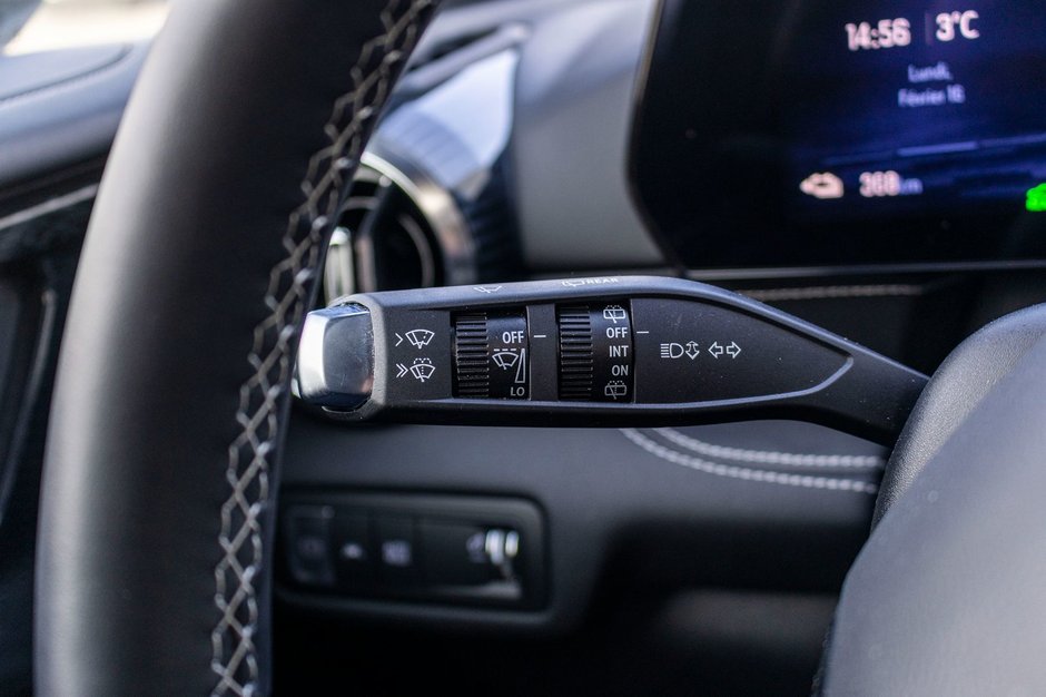 Chevrolet Blazer EV AWD LT CUIR TOIT NAV 11985KM 2025 1 PROPRIO COMME NEUF