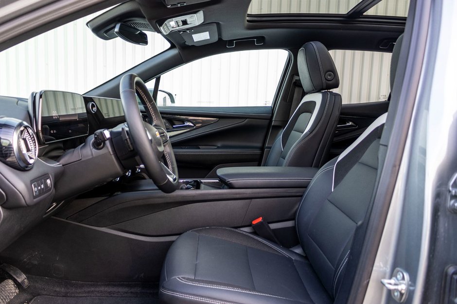 Chevrolet Blazer EV AWD LT CUIR TOIT NAV 11985KM 2025 1 PROPRIO COMME NEUF