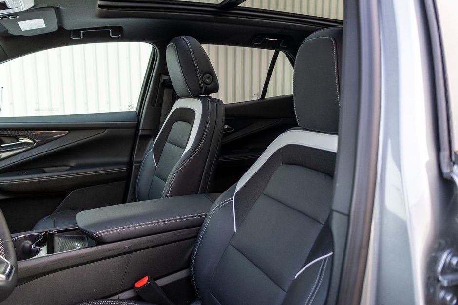 Chevrolet Blazer EV AWD LT CUIR TOIT NAV 11985KM 2025 1 PROPRIO COMME NEUF