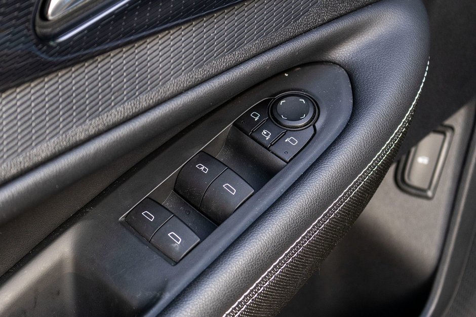 Chevrolet Blazer EV AWD LT CUIR TOIT NAV 11985KM 2025 1 PROPRIO COMME NEUF