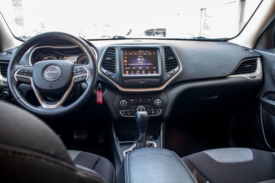 2014 Jeep Cherokee NORTH BAS KILO 8 PNEUS