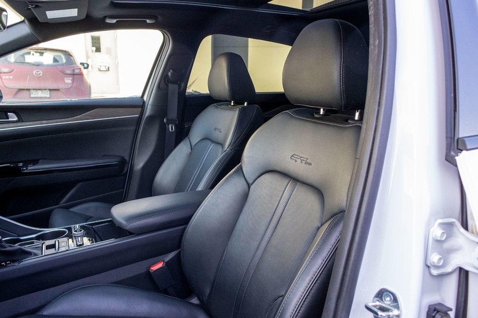 Kia K5 GT-LINE AWD 1.6T BLANC CUIR NOIR 2024 PAS DE RECLAMATION AU CARFAX