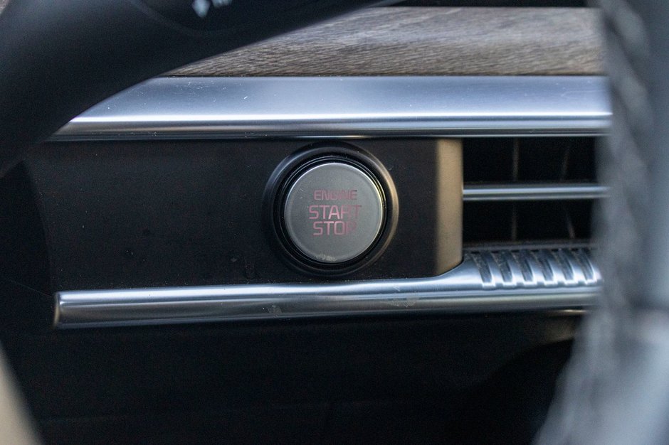 Kia K5 GT-LINE AWD 1.6T BLANC CUIR NOIR 2024 PAS DE RECLAMATION AU CARFAX