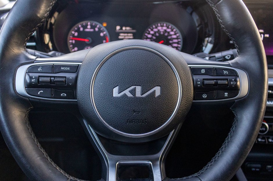 Kia K5 GT-LINE AWD 1.6T BLANC CUIR NOIR 2024 PAS DE RECLAMATION AU CARFAX