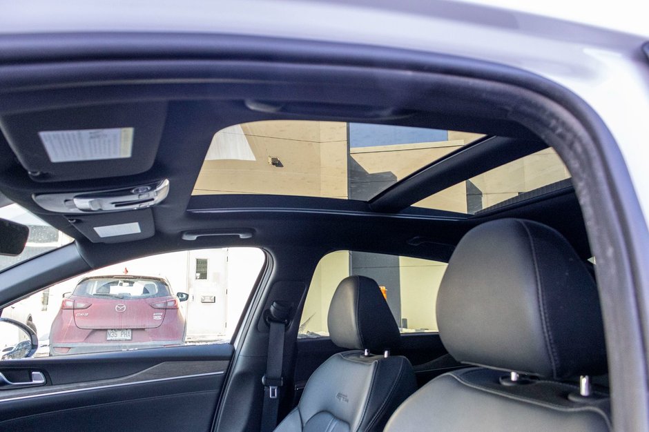 Kia K5 GT-LINE AWD 1.6T BLANC CUIR NOIR 2024 PAS DE RECLAMATION AU CARFAX