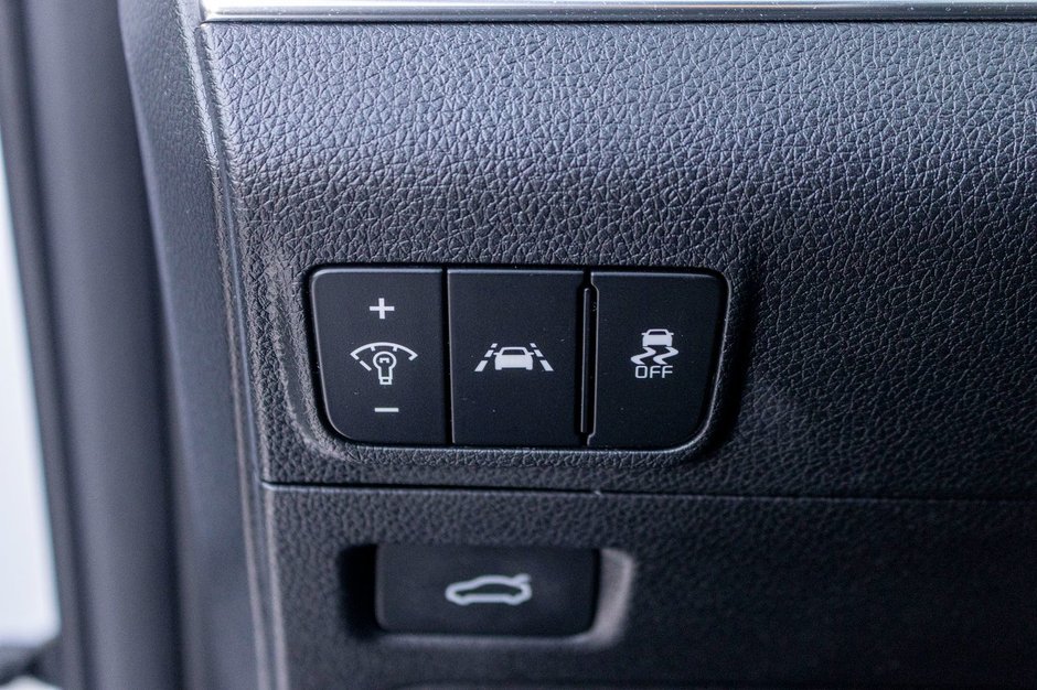 Kia K5 GT-LINE AWD 1.6T BLANC CUIR NOIR 2024 PAS DE RECLAMATION AU CARFAX