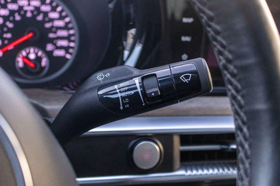 Kia K5 GT-LINE AWD 1.6T BLANC CUIR NOIR 2024 PAS DE RECLAMATION AU CARFAX