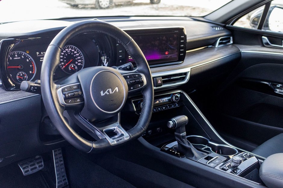 Kia K5 GT-LINE AWD 1.6T BLANC CUIR NOIR 2024 PAS DE RECLAMATION AU CARFAX