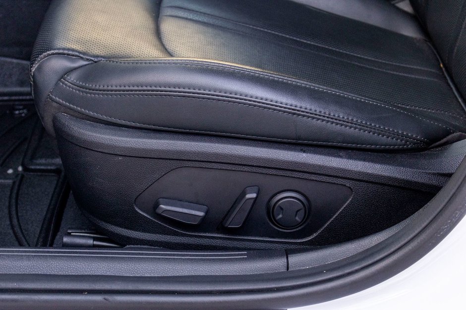 Kia K5 GT-LINE AWD 1.6T BLANC CUIR NOIR 2024 PAS DE RECLAMATION AU CARFAX