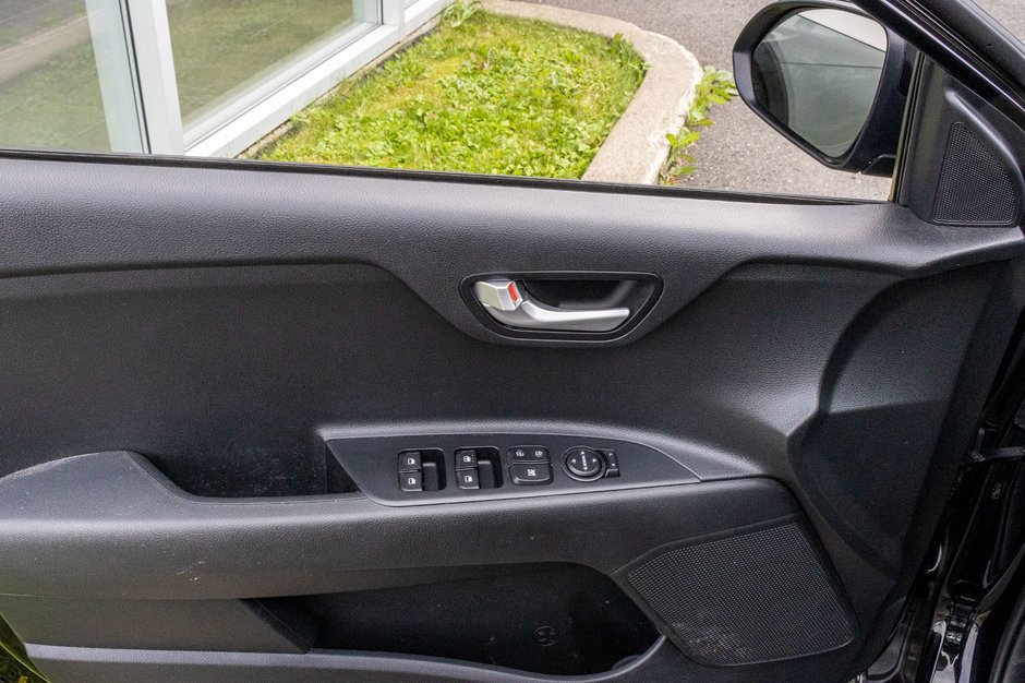 Kia Rio 5-door LX+ AUTOM A/C CAMERA SIEGES CHAUFFANTS 2023 1 PROPRIO PAS DE RECLAMTION AU CARFAX