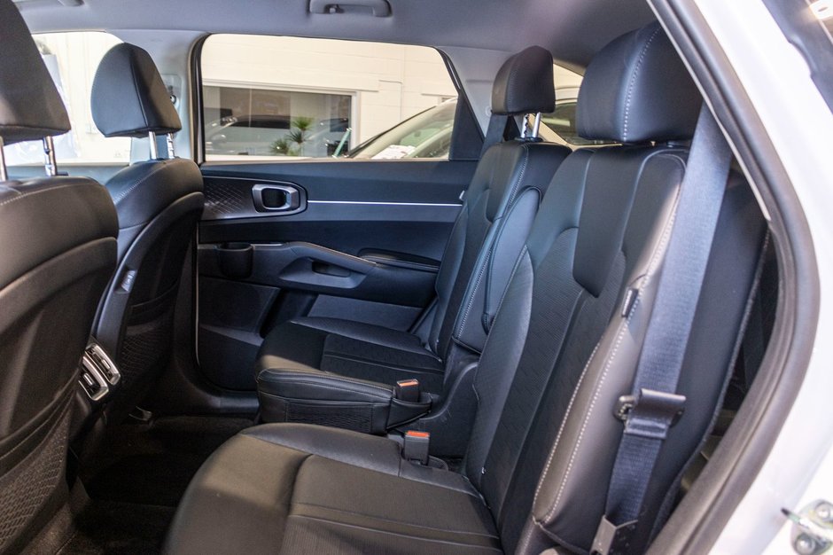 Kia SORENTO EX 2.5T AWD (PREM PAINT) EX AWD BLANC CUIR NOIR 977KM WOW 2025 EN INVENTAIRE