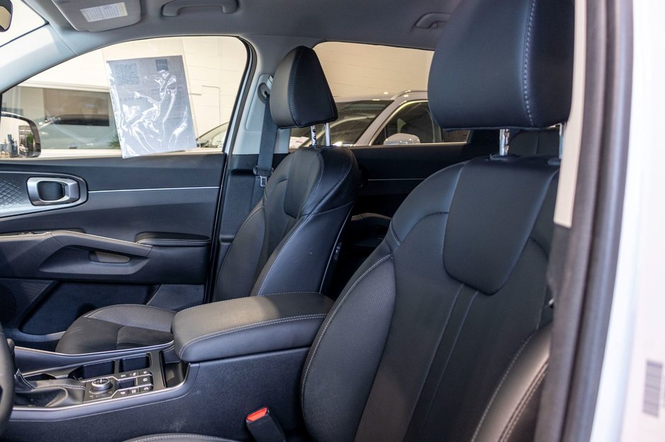 Kia SORENTO EX 2.5T AWD (PREM PAINT) EX AWD BLANC CUIR NOIR 977KM WOW 2025 EN INVENTAIRE