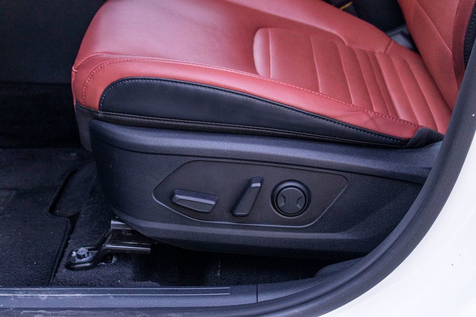 Kia Sportage EX PREMIUM BLANC CUIR ROUGE WOW 2025 PAS DE RECLAMATION AU CARFAX
