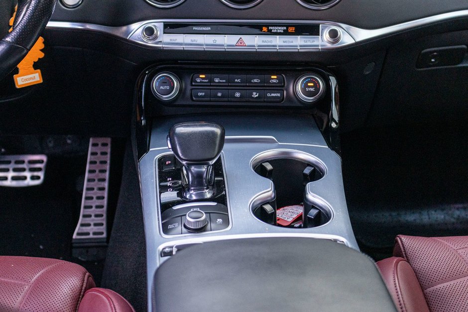 Kia Stinger EDITION SPECIALE  AWD GRIS CUIR ROUGE 2023 1 PROPRIO PAS DE RECLAMATION AU CARFAX