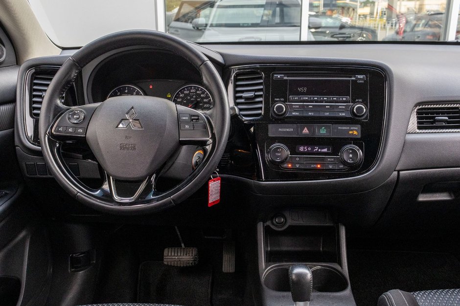 Mitsubishi Outlander ES 4CYL BLANC 83333KM 2016 1 PROPRIO PAS DE RECLAMTION AU CARFAX