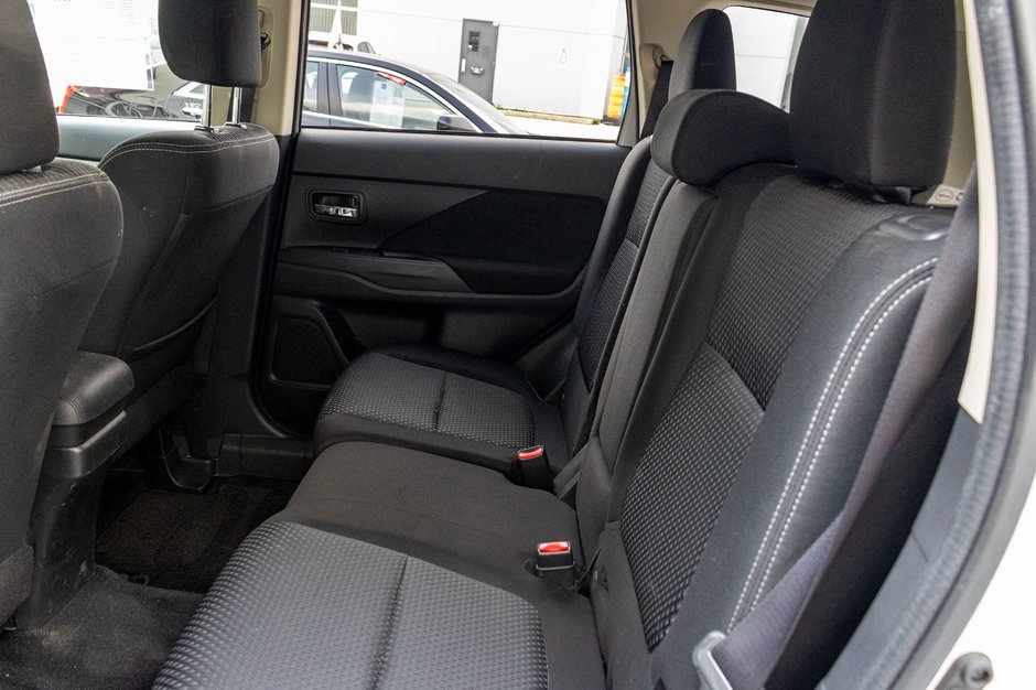 Mitsubishi Outlander ES 4CYL BLANC 83333KM 2016 1 PROPRIO PAS DE RECLAMTION AU CARFAX