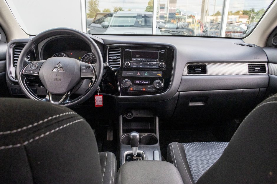 Mitsubishi Outlander ES 4CYL BLANC 83333KM 2016 1 PROPRIO PAS DE RECLAMTION AU CARFAX