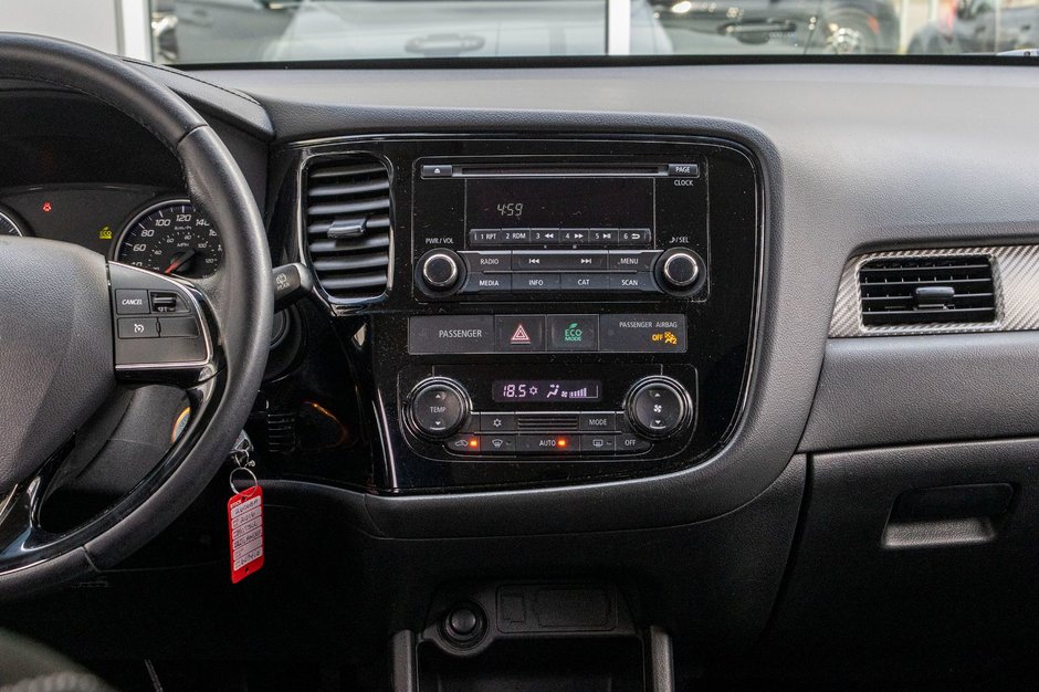 Mitsubishi Outlander ES 4CYL BLANC 83333KM 2016 1 PROPRIO PAS DE RECLAMTION AU CARFAX