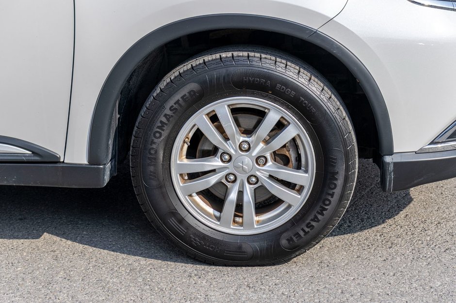 Mitsubishi Outlander ES 4CYL BLANC 83333KM 2016 1 PROPRIO PAS DE RECLAMTION AU CARFAX