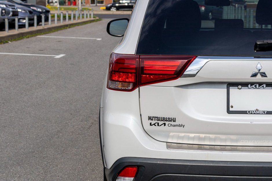 Mitsubishi Outlander ES 4CYL BLANC 83333KM 2016 1 PROPRIO PAS DE RECLAMTION AU CARFAX