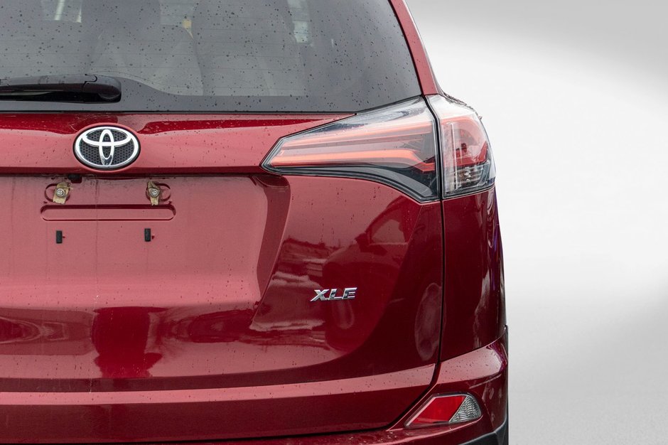 2018 Toyota RAV4 XLE TOIT ROUGE NO CARFAX CLAIM