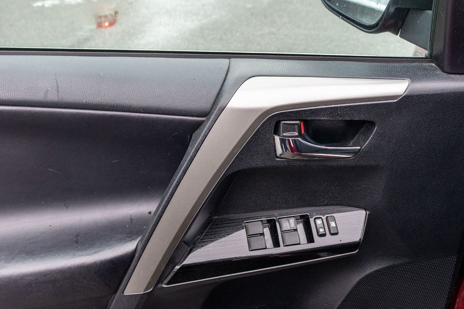 2018 Toyota RAV4 XLE TOIT ROUGE NO CARFAX CLAIM