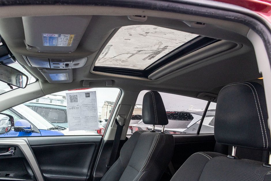 2018 Toyota RAV4 XLE TOIT ROUGE NO CARFAX CLAIM