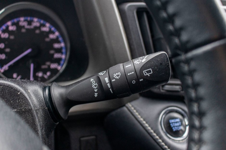 2018 Toyota RAV4 XLE TOIT ROUGE NO CARFAX CLAIM