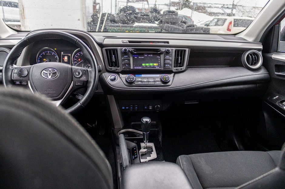 2018 Toyota RAV4 XLE TOIT ROUGE NO CARFAX CLAIM