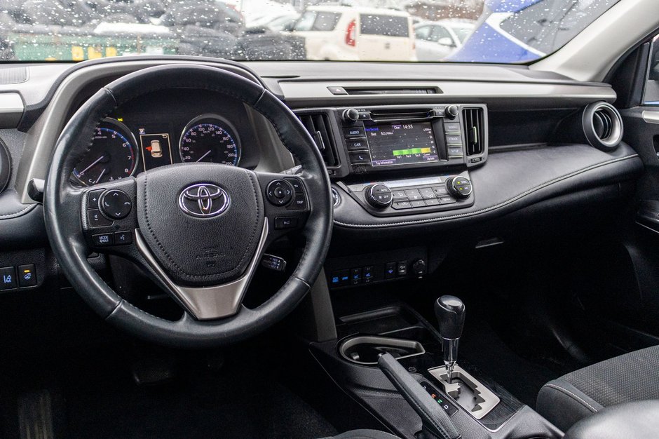 2018 Toyota RAV4 XLE TOIT ROUGE NO CARFAX CLAIM