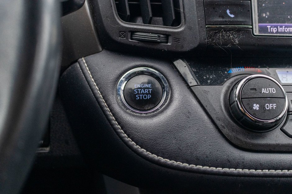 2018 Toyota RAV4 XLE TOIT ROUGE NO CARFAX CLAIM