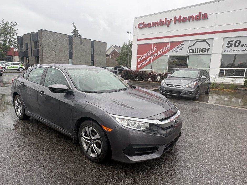 Honda Civic LX 57,000 KM I 10 YEARS//200,000 KIM WARRANTY I CARPLAY I HEATED SEATS I CAMERA I ACTIVE SECURITY 2018 à Montréal, Québec