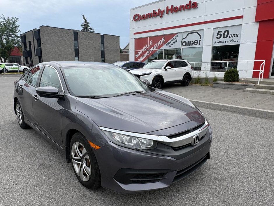 2018 Honda Civic LX Manual  MANUAL I CARPLAY I HEATED SEATS I CAMERA in Montréal, Quebec
