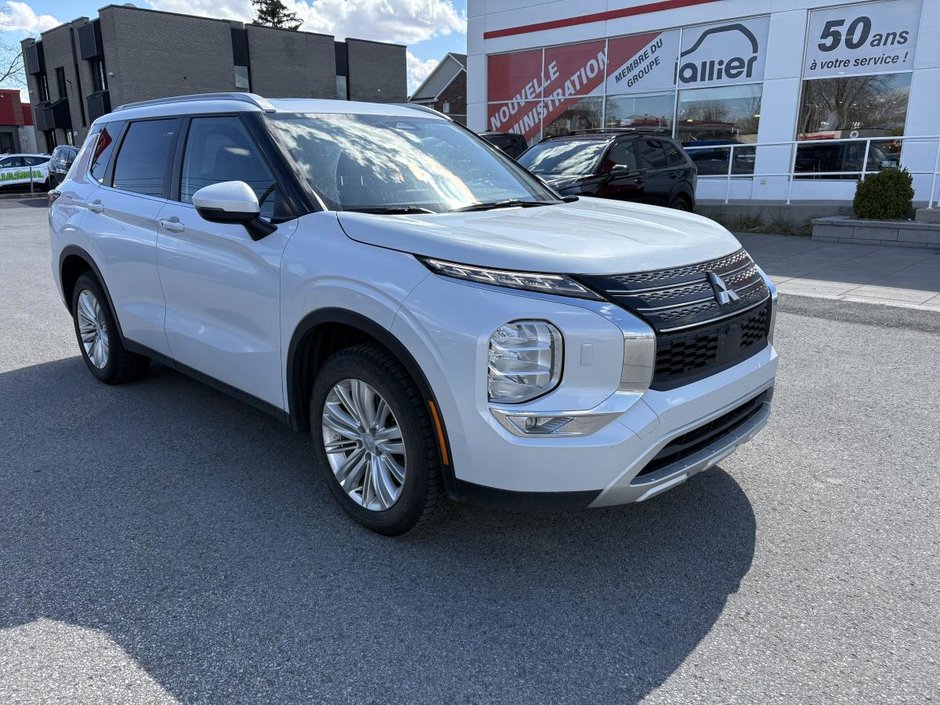 Mitsubishi Outlander SE S-AWC 7 SEATERS I MAGS I SUNROOF I CAMERA I CARPLAY I HEATED SEATS & STEERING WHEEL 2023 à Montréal, Québec