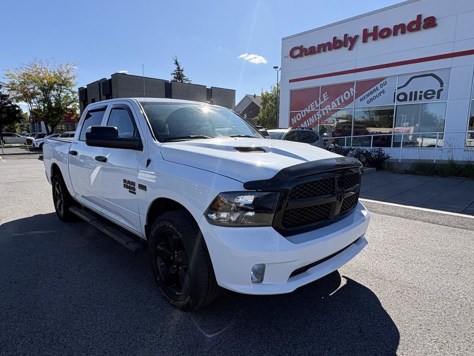2023 Ram 1500 Classic Express 4x4 Crew Cab 5'7 Box in Montréal, Quebec