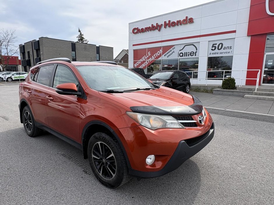 Toyota RAV4 XLE SUNROOF, CAMERA & BLUETOOTH LES TECHNO ON OLD CAR IS PERFECT !!!! 2015 à Montréal, Québec