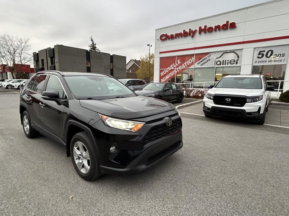 2021 Toyota RAV4 XLE AWD I SUNROOF I MAGS I HEATED SEATS AND STEERING WHEEL I CARPLAY I ACTIVE SECURITY in Montréal, Quebec