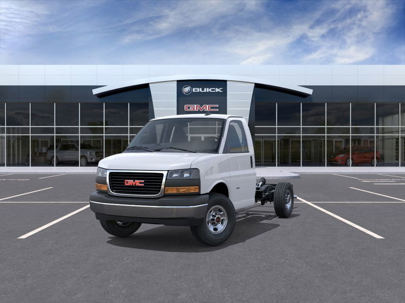 2025 GMC Savana Commercial Cutaway in Montreal, Quebec - w940px