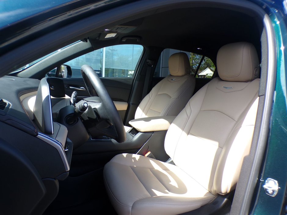 2024 Cadillac XT4 AWD Premium Luxury-8