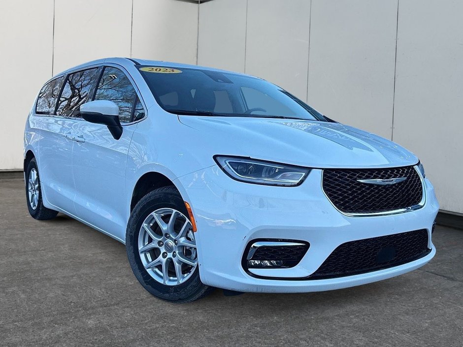 2023 Chrysler Pacifica in Antigonish, Nova Scotia - 1 - w320h240px