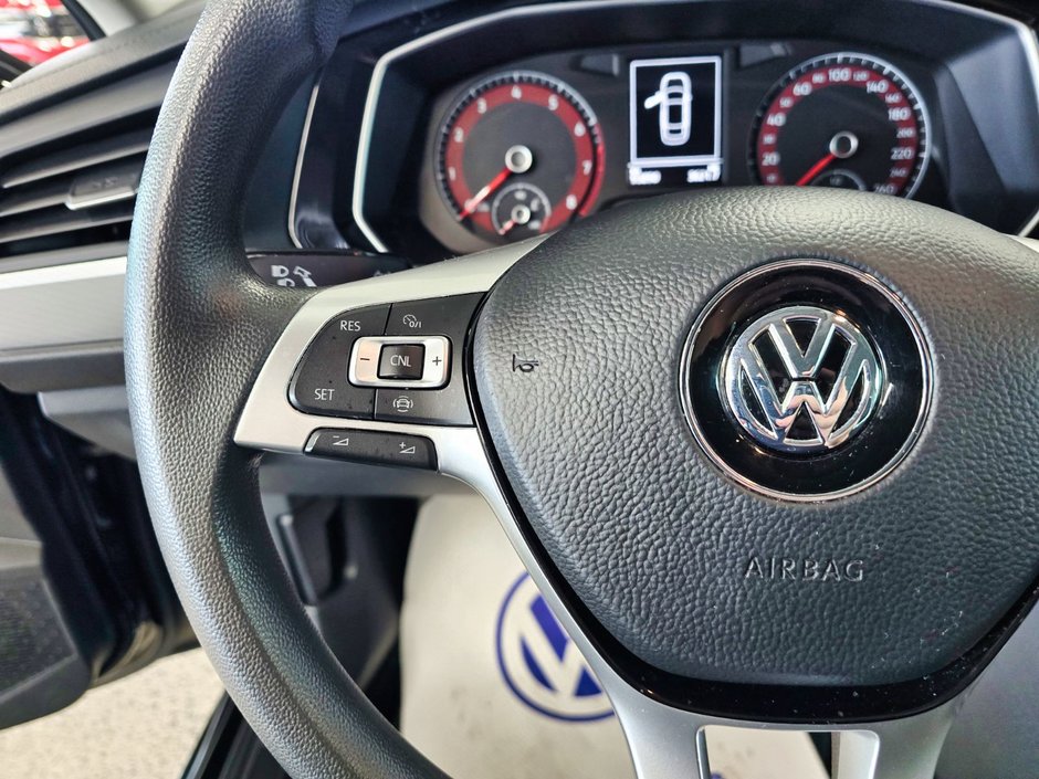 Volkswagen Jetta Comfortline * Mags R-line * App connect * Camera 2020-9
